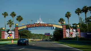 Arrestan a un hombre de Florida por hacer la cuarentena en un parque de Disney